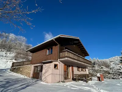 Vue générale sur la montagne ou vue sur la montagne depuis le chalet