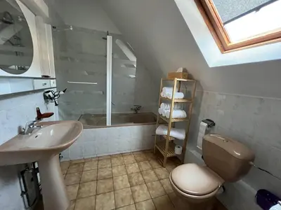 Salle de bains dans l'établissement Gite des 5 cigognes rouge