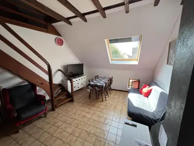 Coin salon dans l'établissement Gite des 5 cigognes rouge
