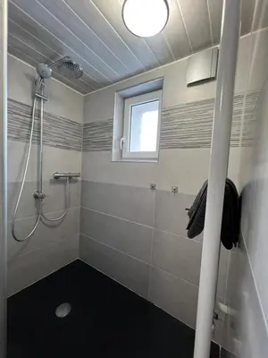 Salle de bains dans l'établissement La remise du Murgé