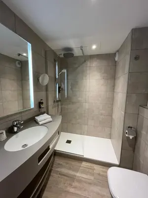 Salle de bains dans l'établissement Hôtel Le Ménestrel