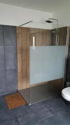 Salle de bains dans l'établissement Au Petit Bonheur Charmant Gite Colmar