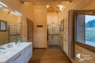 Salle de bains dans l'établissement Chalet La Reine des Prés sauna piscine Gérardmer Le Domaine des Fleurs