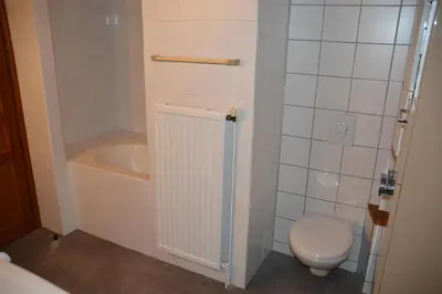 Salle de bains dans l'établissement Le Cerf