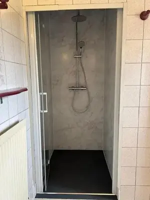 Salle de bains dans l'établissement Maison charmante à Girmont-Val-d'Ajol avec vue sur la montagne