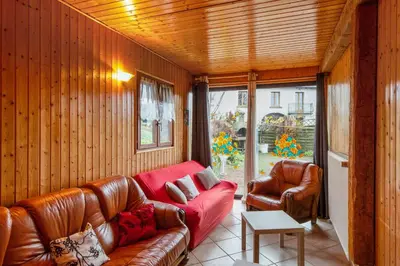 Coin salon dans l'établissement Maison charmante à Girmont-Val-d'Ajol avec vue sur la montagne