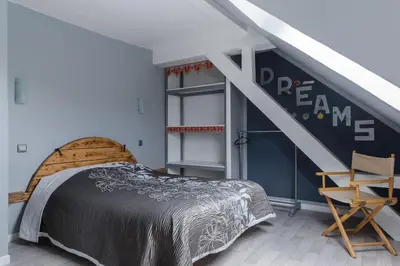 Un ou plusieurs lits dans un hébergement de l'établissement Gîte spacieux, lumineux et très cosy