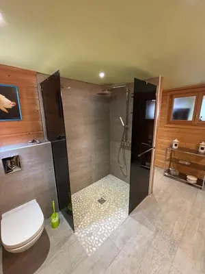 Salle de bains dans l'établissement chalet vosgien