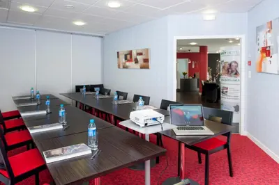 Télévision ou salle de divertissement dans l'établissement Brit Hotel Belfort Centre-Le Boreal