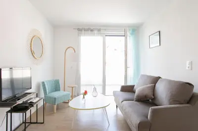 Télévision ou salle de divertissement dans l'établissement Zenao Appart'hôtels Mulhouse