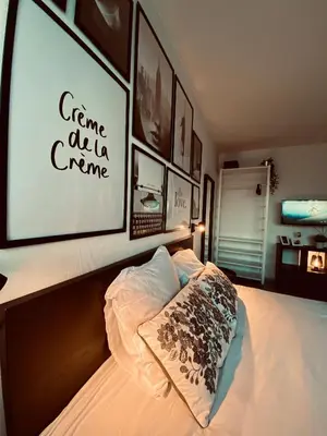 Un ou plusieurs lits dans un hébergement de l'établissement Travel Homes - Le Bright'N Cosy en pleine ville