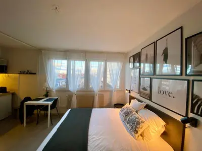 Un ou plusieurs lits dans un hébergement de l'établissement Travel Homes - Le Bright'N Cosy en pleine ville