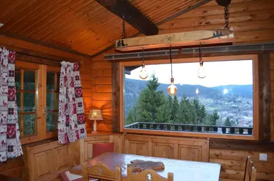 Vue générale sur la montagne ou vue sur la montagne depuis la maison de vacances