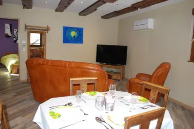 Télévision ou salle de divertissement dans l'établissement maison d en haut