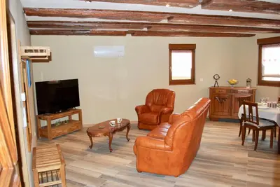 Télévision ou salle de divertissement dans l'établissement maison d en haut