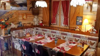 Restaurant ou autre lieu de restauration dans l'établissement Auberge De Liezey