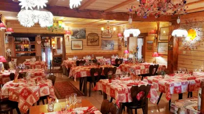 Restaurant ou autre lieu de restauration dans l'établissement Auberge De Liezey