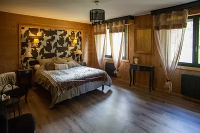Un ou plusieurs lits dans un hébergement de l'établissement Chalet le Bô & Spa