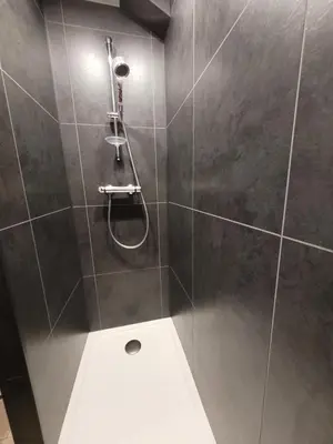 Salle de bains dans l'établissement Gite Delphine