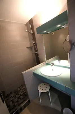 Salle de bains dans l'établissement Les Portes de la Vallee