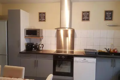 Cuisine ou kitchenette dans l'établissement Le yellow
