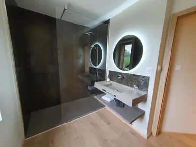 Salle de bains dans l'établissement Maison La Devinière - sauna et spa compris accessibles toute l'année