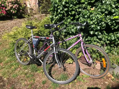 Vélo sur le terrain de l'établissement Les Hortensias ou dans les environs