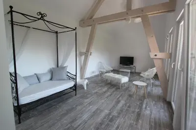 Télévision ou salle de divertissement dans l'établissement Subtil insolite
