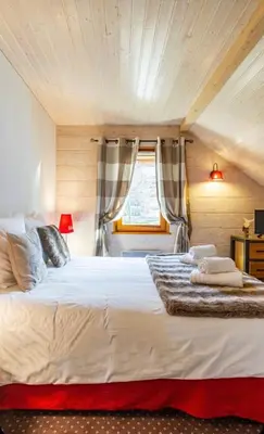 Un ou plusieurs lits dans un hébergement de l'établissement Chalet Le Flocon Bleu - Mauselaine avec vue sur le Lac de Gérardmer