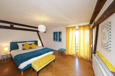 Un ou plusieurs lits dans un hébergement de l'établissement Maison centre ville Colmar Jacuzzi Jardin et climatisation