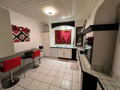Cuisine ou kitchenette dans l'établissement Maison centre ville Colmar Jacuzzi Jardin et climatisation