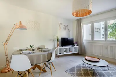 Télévision ou salle de divertissement dans l'établissement Le Belpierre