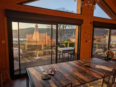 Vue générale sur la montagne ou vue sur la montagne depuis le chalet
