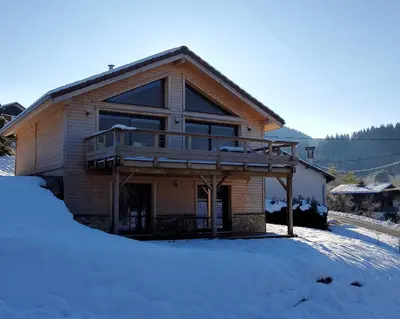 Vue générale sur la montagne ou vue sur la montagne depuis le chalet