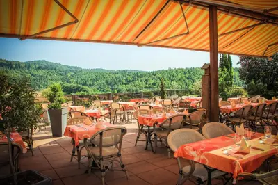 Vue générale sur la montagne ou vue sur la montagne depuis l'hôtel