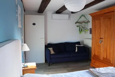 Coin salon dans l'établissement Sous les toits du Zinc - Climatisé
