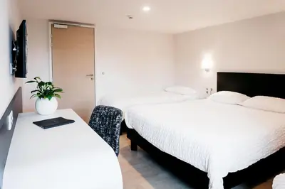 Un ou plusieurs lits dans un hébergement de l'établissement Logis Hôtel Restaurant Au Lion Rouge