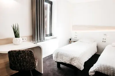 Un ou plusieurs lits dans un hébergement de l'établissement Logis Hôtel Restaurant Au Lion Rouge