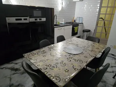 Cuisine ou kitchenette dans l'établissement Les Hirondelles
