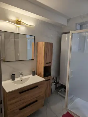 Salle de bains dans l'établissement Les Hirondelles