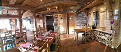 Coin salon dans l'établissement Auberge des Skieurs