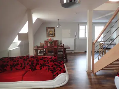Coin salon dans l'établissement Les Gîtes de la tour, appartement 
