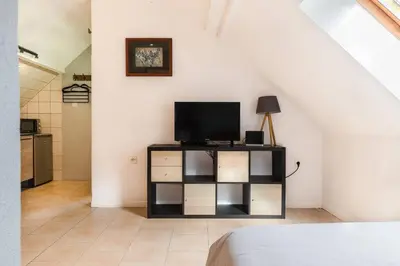 Télévision ou salle de divertissement dans l'établissement Le cigogneau-studio alcôve au calme