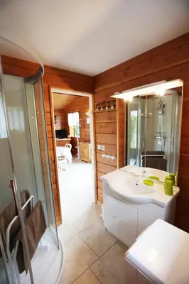 Salle de bains dans l'établissement Chalet de Grettery