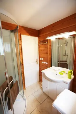 Salle de bains dans l'établissement Chalet de Grettery