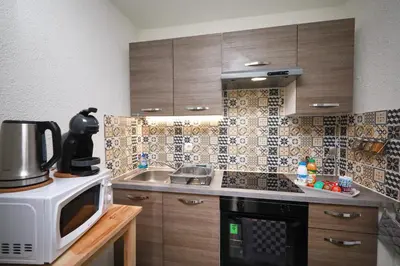 Cuisine ou kitchenette dans l'établissement Ron's Apartment