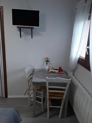 Télévision ou salle de divertissement dans l'établissement Chambres d'Hôtes Arnold
