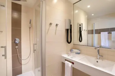 Salle de bains dans l'établissement B&B HOTEL Montbéliard-Sochaux