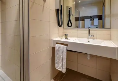 Salle de bains dans l'établissement B&B HOTEL Montbéliard-Sochaux