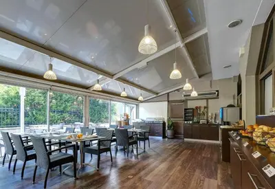 Restaurant ou autre lieu de restauration dans l'établissement B&B HOTEL Montbéliard-Sochaux